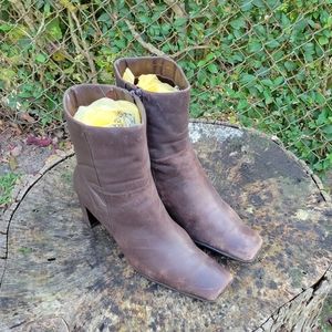 Vintage Women Brown Leather Ankle Boots By Bandolino Size 8.5M/Women Designer